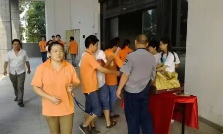 万科·金域松湖清晨公益活动 用温暖早餐点亮社区，房产爱心的先行示范
